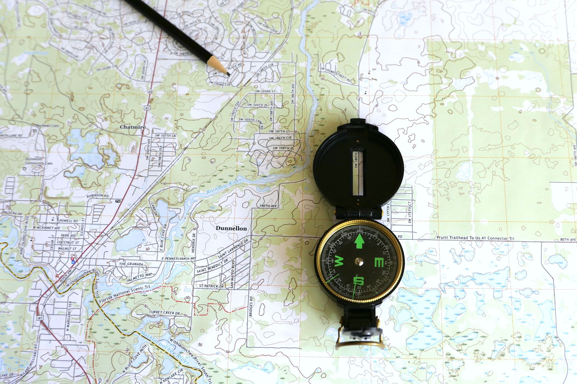 Detailed topographic map with contour lines and a reference compass in the corner